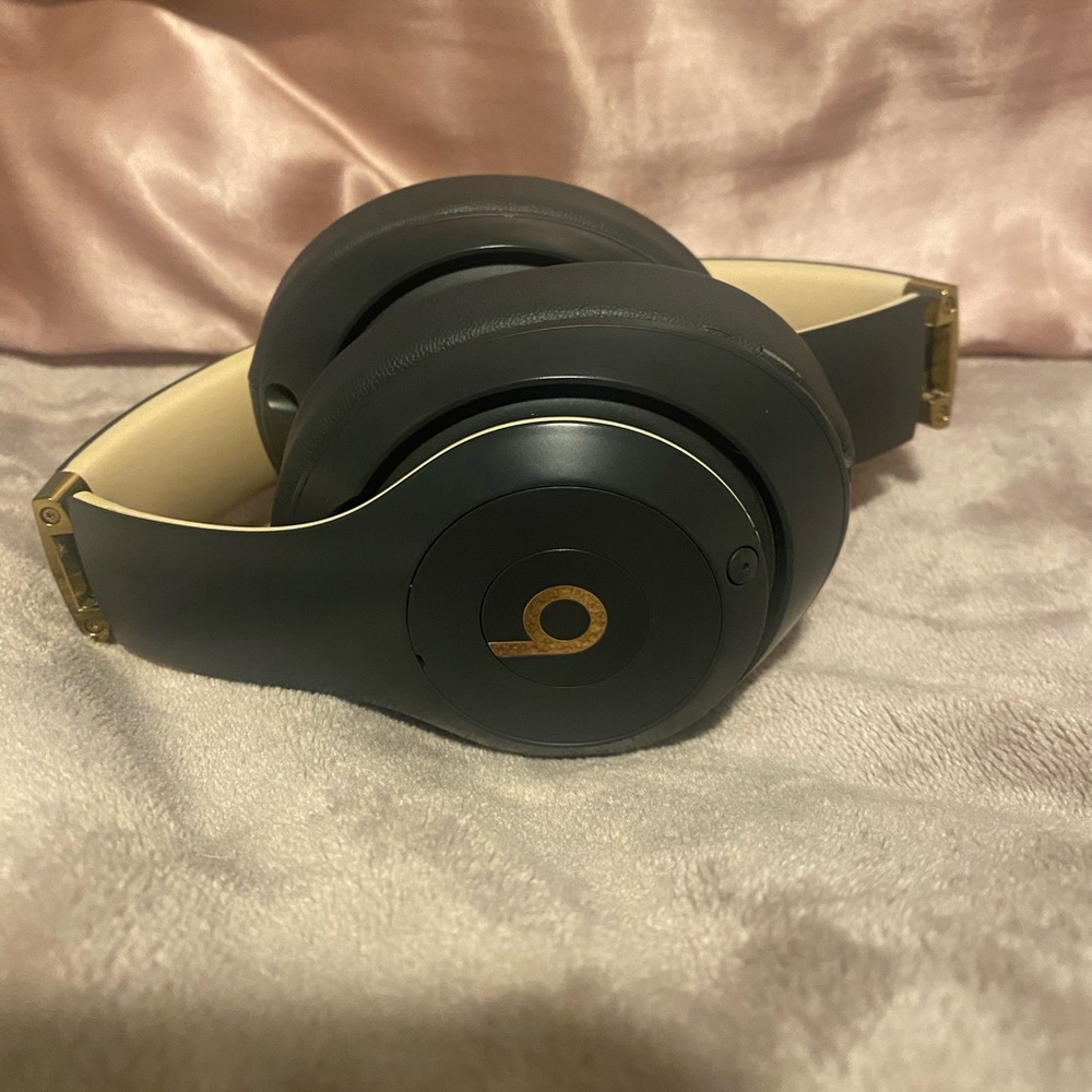 Beats Studio3 USED (good condition)